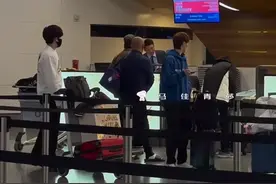 国乒启程回国，王楚钦低调中显奢华 ，高远最潮 ，莎莎曼昱最朴实图片