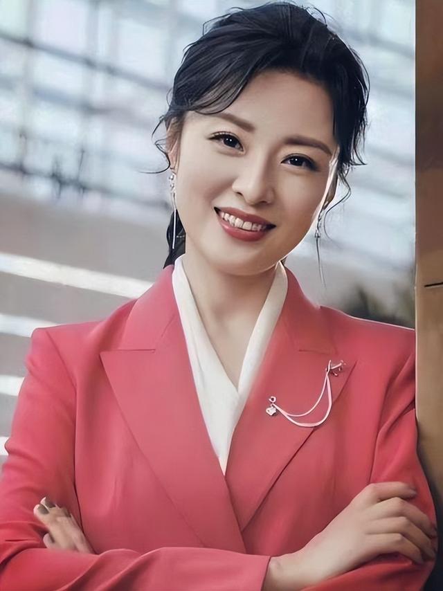 她是“央视一姐”，结婚12年选择离婚，坦然：婚姻给我的尽是痛苦