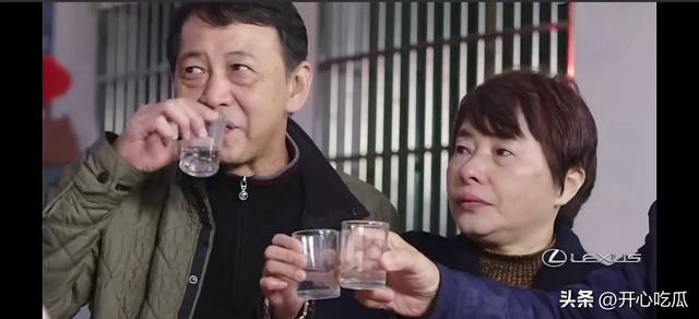 唐嫣现身葬礼！一直挽着罗晋的胳膊，夫妻俩穿黑衣	，神情痛苦悲伤