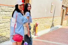 夏克立女儿14岁近照，长发披肩很漂亮 ​​，和妈妈黄嘉千一样高了图片