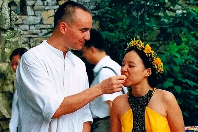 龚琳娜离婚前卑微得可怕：独守空房5年，模仿小三送礼物讨好前夫