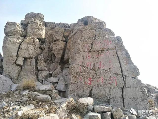 登顶鄂尔多斯最高山，山顶奇特，状如桌面，故有桌子山之俗称