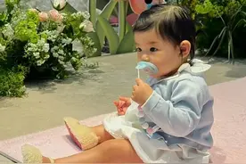 程晓玥回国为女儿办周岁宴，胖豆变“社恐萌宝”，长势喜人超可爱图片