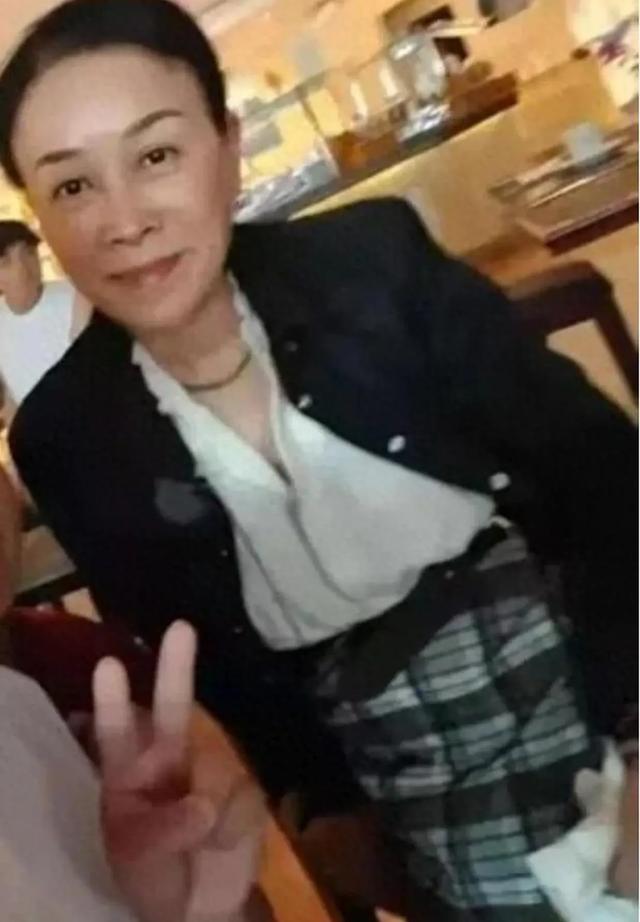 57岁那英在伦敦就餐被拍，全素颜出街，网友直呼这才是真实老太