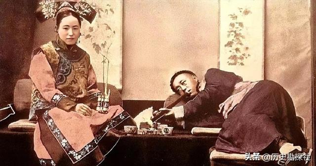 晚清老照片：女子躺洋人怀里抽大烟，男子带八位老婆逛街