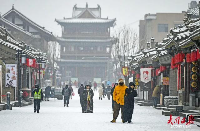 踏雪访古城!大同初雪引众游客打卡,雪景与市井气双向治愈~