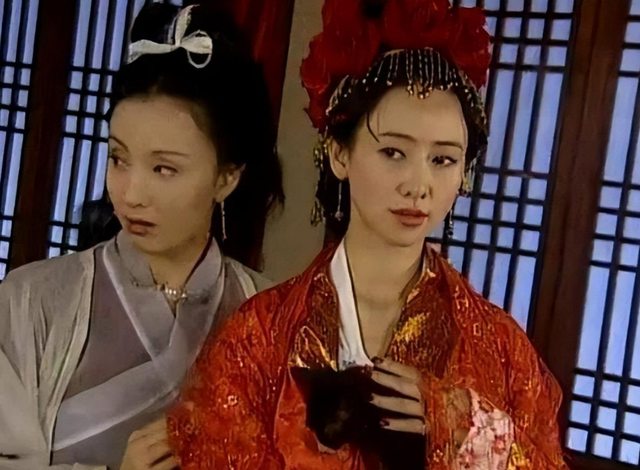 她出身清华大学，因拍三级片与父母决裂，如今再不让女儿进娱乐圈