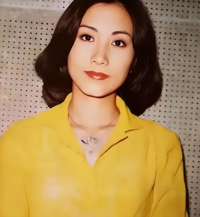 78岁连路都走不稳还开演唱会，全网骂声一片	，她却扬言回馈粉丝