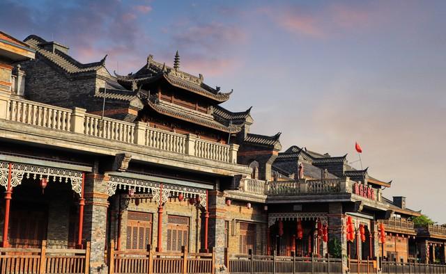 七律·谢友邀游