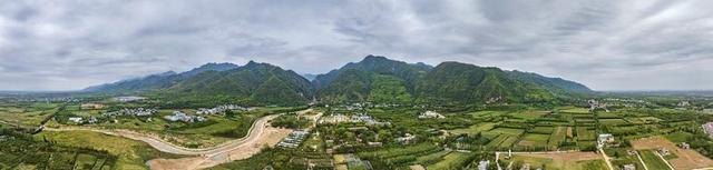 西安雨后云绕青山翠