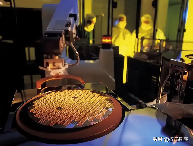 黄仁勋被英国媒体出卖？秘密会议公然唱衰美国，直言中国 AI 必赢