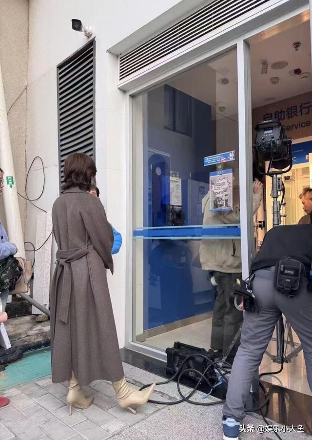 孙俪无锡拍戏被偶遇，身穿毛呢大衣新发型好洋气，本人又瘦又美！