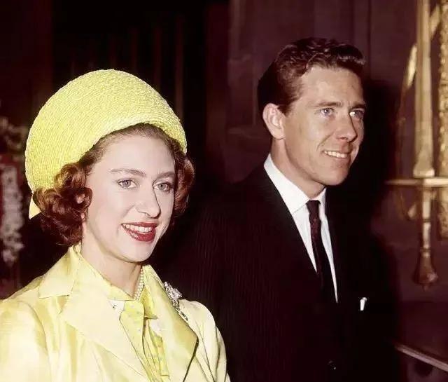 62年，英国女王亲妹妹赤身裸体坐在浴缸里，头戴王冠拍了一照片