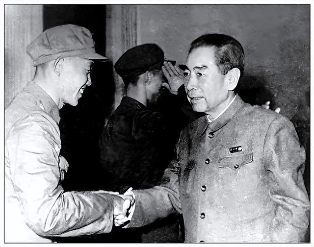 蒋介石唯独不敢动周恩来？如果动他：估计老蒋整个嫡系都得反！