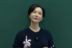 陈数中戏上课被拍，穿深蓝毛衣配牛仔裤优雅迷人，生图又白又瘦图片