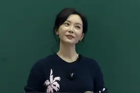 陈数中戏上课被拍，穿深蓝毛衣配牛仔裤优雅迷人，生图又白又瘦图片