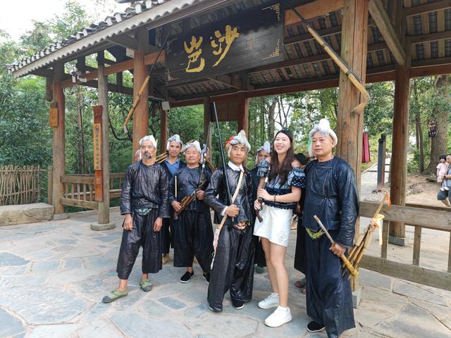 镰刀剃头，火枪为伴：我与岜沙苗寨的时空穿越之旅