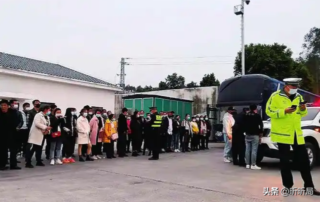 129名游客被滞留服务区6小时，明明是私人订制团，却犹如垃圾被丢