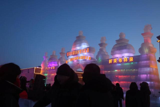 乌拉盖草原解锁冬季文旅新体验