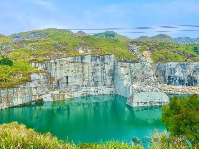 探秘福建巨无霸石材矿山，壮观景象震撼之美