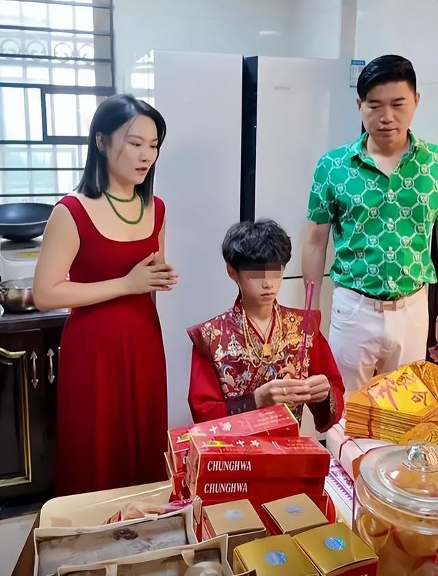 潮汕富豪15岁儿子成人礼:1箱金条 金链加身引发吃瓜群众围观