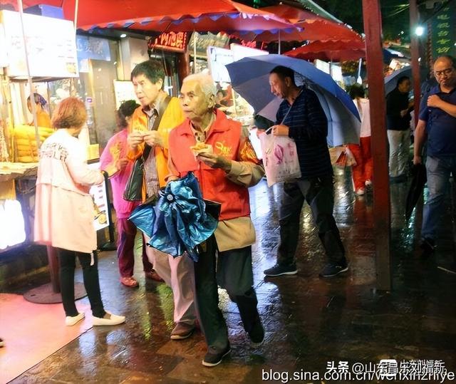 秋雨中的“西安回民街”街市（“陕西之旅”之六）