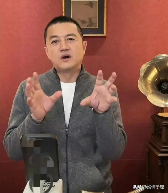 53岁李亚鹏现状：公司狂赚70亿，却住乡下吃野菜，小娇妻不离不弃