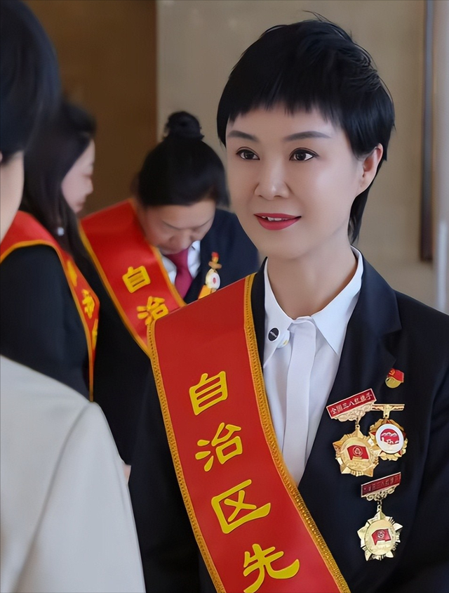 47岁贺娇龙去世！同学曝抢救过程，网友提醒成真，此前疑早有征兆