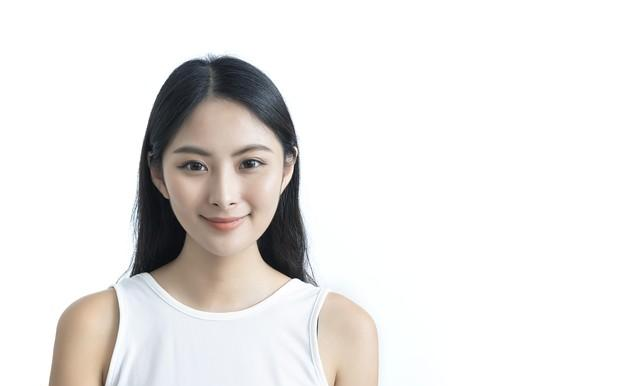 已婚女性有了外心。虽不抗拒丈夫的亲近，会有以下反常表现