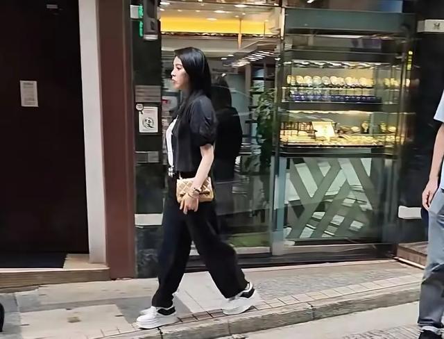 在香港中环碰到伊能静 真人跟想象差好多 个头不高 身材不瘦 比例不好