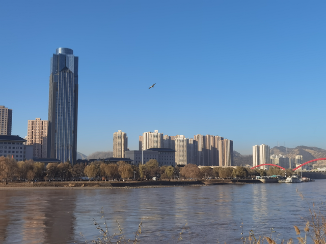 漫步黄河之滨幽静的小路