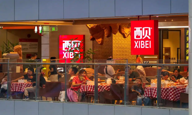 21元的馒头贵在哪？罗永浩怒了，于东来却“接了一嘴热锅菜”