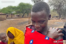 探秘非洲大酋长生活，房子像鸡笼却井井有条，黑人少女娇羞可爱图片