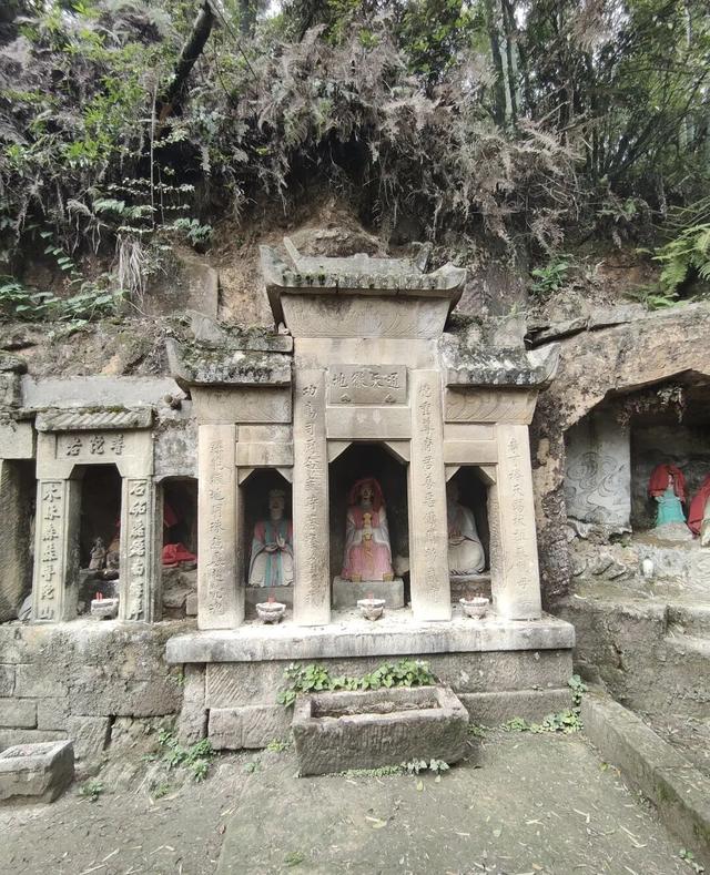 重庆大足深山有一神秘洞窟，洞口对联无人能懂，如同天书