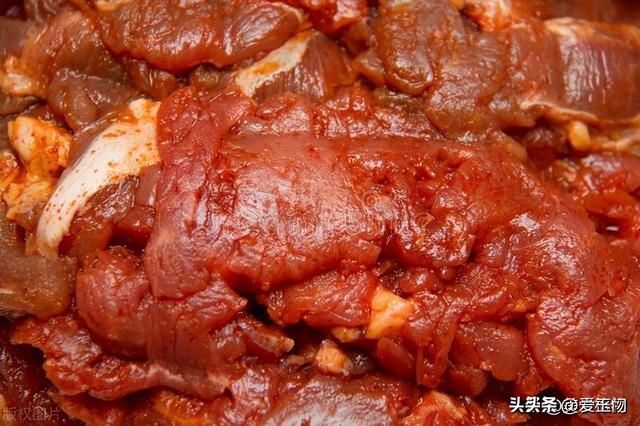 不管做什么炒肉，都别直接下锅炒，教你正确做法，肉香不腥也不柴