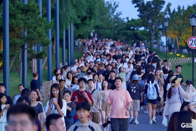小麦岛：夏夜人潮涌动，城市夜晚风景线