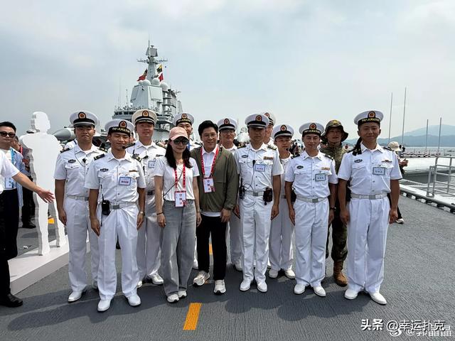 郭晶晶好可爱，一上到航母，也跟孩子般手舞足蹈，妥妥的童心十足