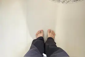 地暖，铺瓷砖还是木地板？供暖公司建议：做好3点，能提升2~3℃图片