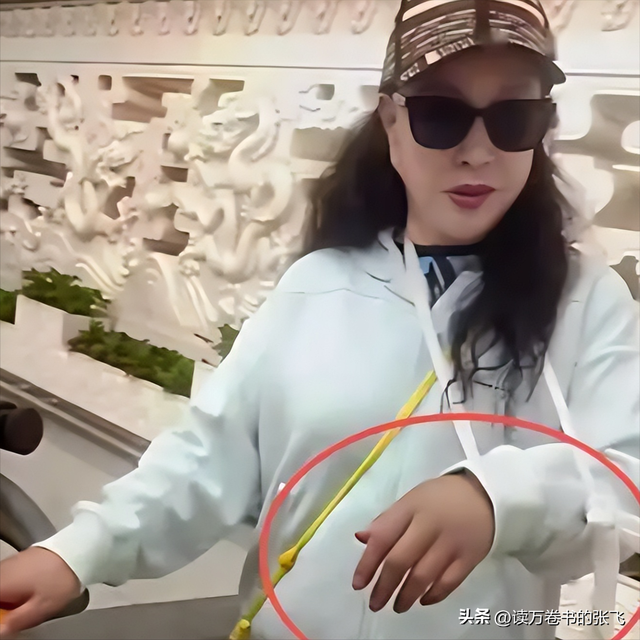 刘晓庆担心的事发生了！意外摔倒、分不清人，75岁不服老不行了？