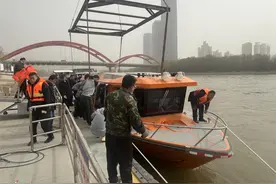 兰州水上巴士 “水墨丹霞一号” 成功下水图片