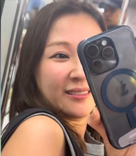 江苏女孩出国旅游，地铁上遭日本人侮辱，女孩硬刚：我是你爸爸