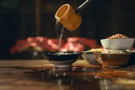 白酒里滴一滴油，好酒坏酒一目了然，建议大家弄清，喝酒时心有谱图片