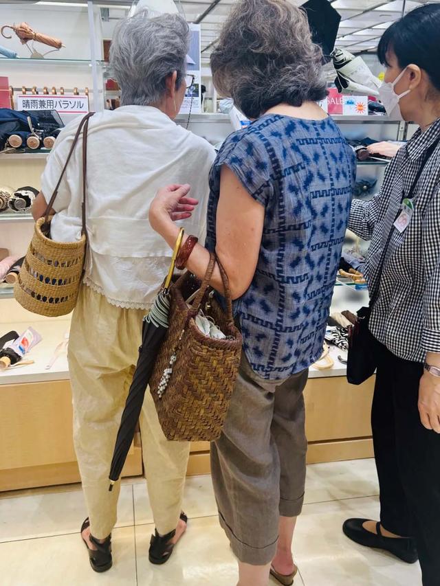 等我老了，绝不穿“花衣服”，瞧瞧这些60岁阿姨的打扮，多洋气
