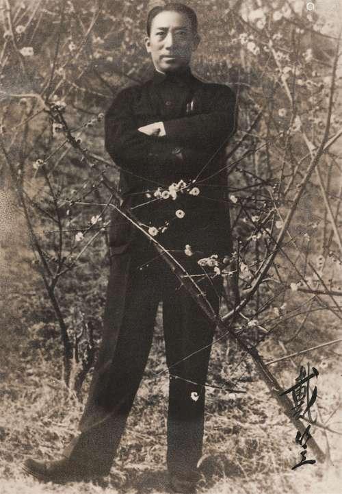 老蒋临死都想不到，最大的卧底不是吴石，而是天天陪他开会的他!