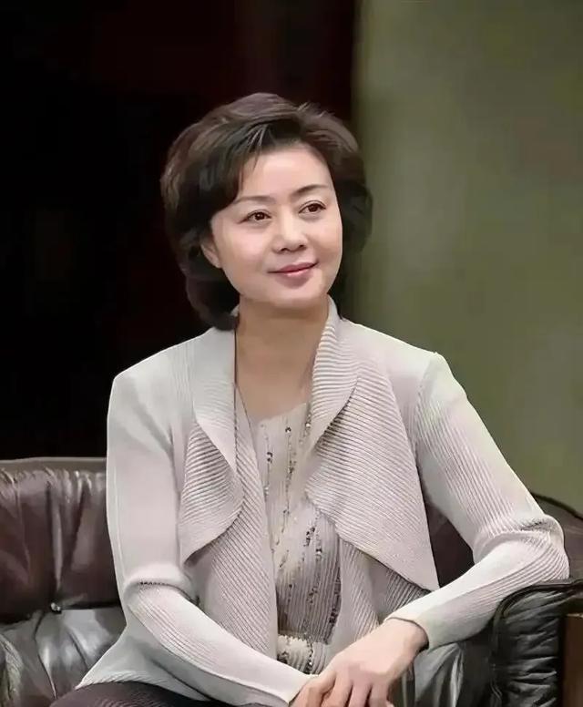 至今未婚未育，身边却有男人陪了近27年！59岁的她才是真人间清醒