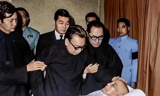 蒋介石棺椁38年未开启，守灵人晚年吐真言：里面早已腐烂不堪