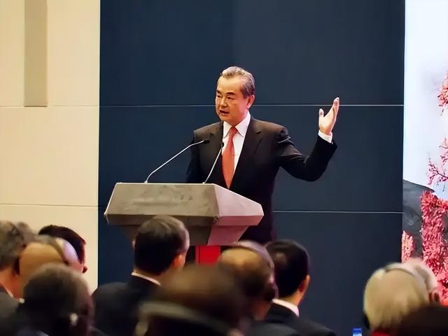 “外交男神”王毅年轻旧照，与妻子罕见同框，岳父曾是周总理秘书