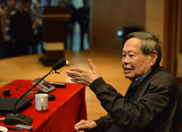 翁帆也没想到，丈夫杨振宁去世后，竟因生前一个举动再次口碑暴涨