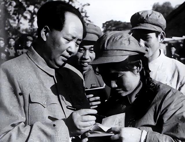 毛主席为何拒绝给董存瑞题词？得知真实原因后，才知伟人高明