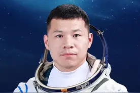 神二十明天发射！航天员王杰来自内蒙古！出生在小山村的他，已是力学博士+工程师+航天员！图片